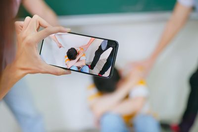 Cấm phát tán clip bạo lực học đường: Không phải che giấu sai phạm, mà là bảo vệ trẻ em