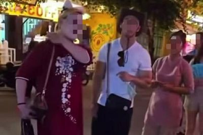 Xác minh vụ du khách nước ngoài mặc phản cảm ở phố cổ Hội An