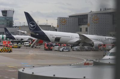 Máy bay Boeing 787 của Lufthansa sập càng đáp tại sân bay, nhiều người bị thương
