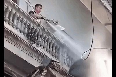 Hà Nội: Công an vào cuộc vụ hàng xóm dùng vòi phun nước 'tấn công' thợ xây nhà liền kề