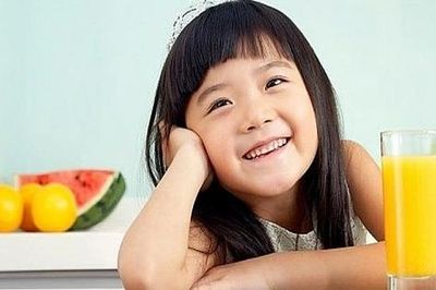 Học sinh nên ăn uống thế nào để không bị mất nước trong ngày hè?