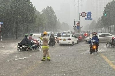 Thông tin mới nhất về áp thấp nhiệt đới trên Biển Đông và cảnh báo mưa dông miền Bắc chiều tối nay