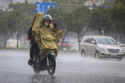Chuyên gia nhận định về mưa dông mạnh đêm nay và sáng mai ở miền Bắc