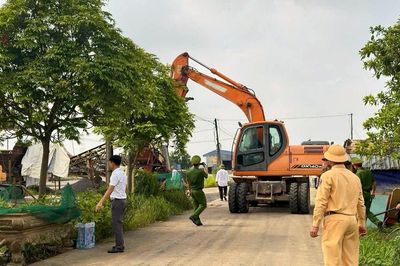 Rào chắn 6 bến vật liệu xây dựng không phép ven sông