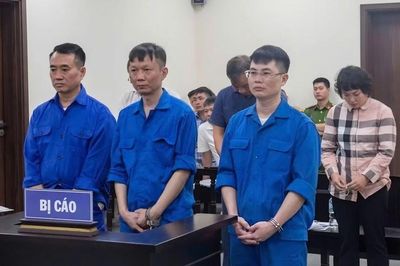 Nhóm cựu cán bộ nhận tiền 'bảo kê' vi phạm xây dựng chuẩn bị hầu tòa