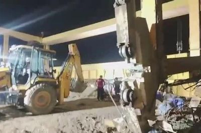 Ấn Độ: Cần cẩu công trường xây dựng bất ngờ đổ sập, 3 công nhân tử vong