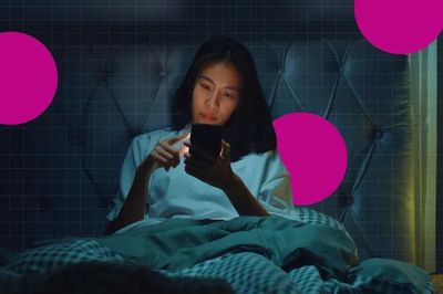 Thức khuya lướt điện thoại mỗi đêm: Não bộ của bạn đang bị ảnh hưởng ra sao?