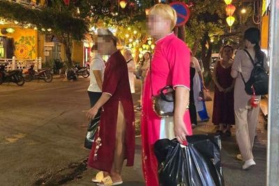 Xác minh vụ du khách mặc áo dài phản cảm ở Hội An