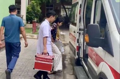 Thí sinh đi thi lớp 10 bằng xe cứu thương