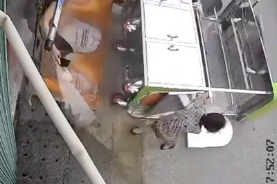 Bé trai đu quầy nước của mẹ khiến cả quầy đổ sập trong tích tắc