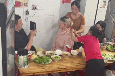 Khách Tây mệt lả giữa quán bún chả, hành động của nhân viên gây sốt