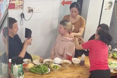 Cô gái Tây bị choáng ở quán bún chả, được nhân viên xoa bóp, bôi dầu