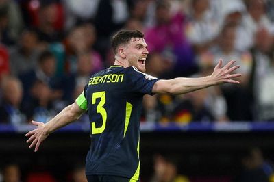 Robertson chính thức gia nhập Tottenham