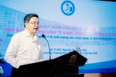 Giáo sư y khoa giữ quyền Giám đốc Đại học Huế