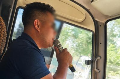 Tài xế hát karaoke khi lái xe bị phạt gần 6 triệu đồng
