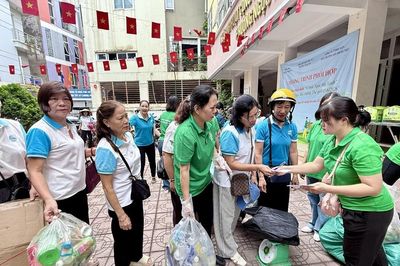 Gom pin cũ bảo vệ môi trường, thu phế liệu gây quỹ an sinh