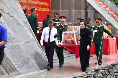 Phó Thủ tướng Phạm Thị Thanh Trà dự Lễ truy điệu, an táng hài cốt liệt sĩ tại Quảng Ngãi