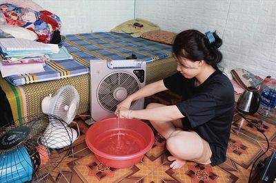 Sinh viên vật lộn với cái nóng trong phòng trọ ở Thái Nguyên