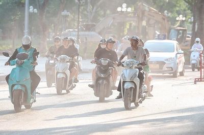 Hà Nội trong lớp bụi mịn, khuyến cáo người dân chủ động bảo vệ sức khỏe