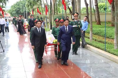 [Ảnh] Xúc động tình cảm quân và dân Đắk Lắk đón 27 hài cốt liệt sĩ hy sinh ở chiến trường Campuchia về với đất mẹ