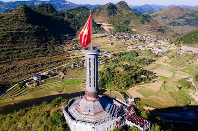 Bay cao cùng non sông gấm vóc