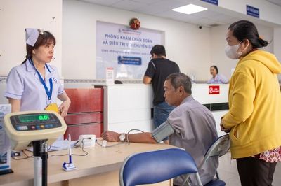 Khám chữa bệnh ngày nghỉ vẫn có thể được hưởng BHYT