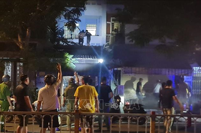 TP Hồ Chí Minh: Cắt khóa cửa sắt giải cứu 6 người trong vụ cháy quán ăn