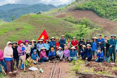 Trường PTDTBT TH Trần Văn Thọ hỗ trợ hộ nghèo trồng hơn 2.000 hố cà phê, mắc ca