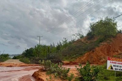 Mưa lớn cuốn cát đỏ tràn xuống đường ĐT716 đoạn qua xã Phan Rí Cửa