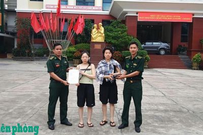 Bộ đội Biên phòng tỉnh Khánh Hòa trao trả tài sản cho 2 du khách Hàn Quốc