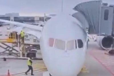 Máy bay Boeing 787 sập càng đáp khiến một số người bị thương
