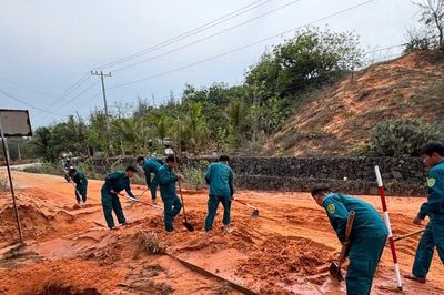 Lâm Đồng: Mưa lớn gây sạt lở đồi, đất đá tràn xuống đường ven biển
