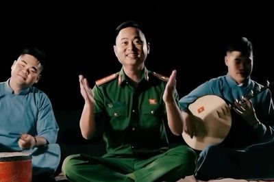Video hát xẩm của thiếu tá công an gây sốt