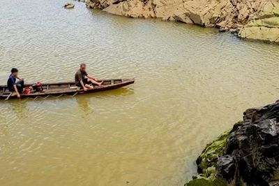 Dạo chơi ở bãi đá, cô gái trượt chân rơi xuống dòng nước xiết