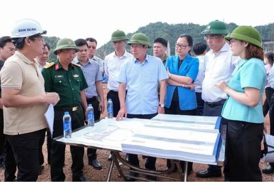 Đi kiểm tra xây trường nội trú, Phó Thủ tướng Lê Tiến Châu yêu cầu nóng