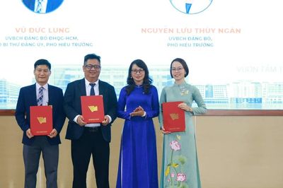 Trao quyết định công tác cán bộ cho 25 nhân sự chủ chốt Đại học Quốc gia TPHCM