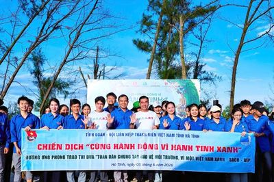 Hơn 200 đoàn viên ra quân làm sạch biển, thu gom gần 2 tấn rác