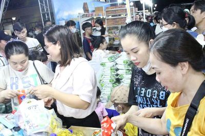 Đà Nẵng phát 20.000 phiếu mua hàng, trị giá 100.000 đồng/phiếu cho người lao động.