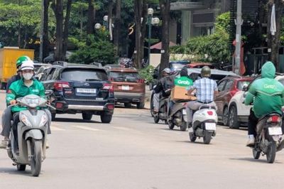 Xăng E10 'ghi điểm' với tài xế công nghệ, mong giá bán hấp dẫn hơn