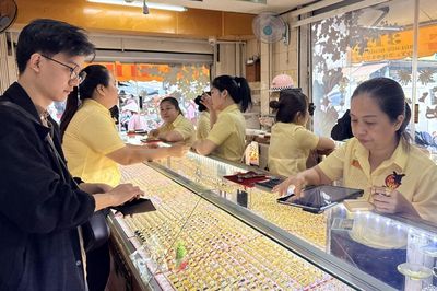 Vàng lao dốc, sức mua tăng mạnh tại các cửa hàng