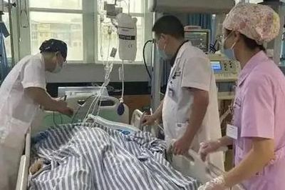 Nam thanh niên 30 tuổi tử vong sau 2 tiếng làm việc giữa nắng nóng, bác sĩ cảnh báo thói quen 'cực độc'