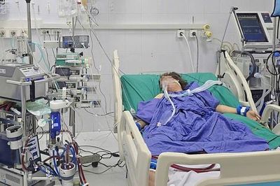 Người phụ nữ 43 tuổi nguy kịch sau 5 ngày ho, sốt