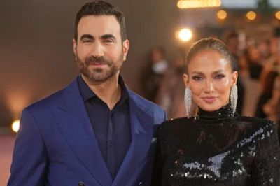 Jennifer Lopez diện váy hồng satin với hiệu ứng thị giác lạ mắt