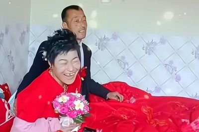 Cô dâu liên tục có biểu hiện lạ trong ngày cưới, cộng đồng mạng xôn xao