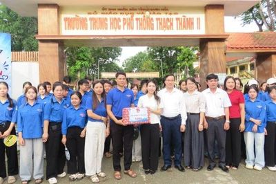 Tỉnh đoàn Thanh Hóa tặng quà đội hình tình nguyện tham gia 'Tiếp sức mùa thi'