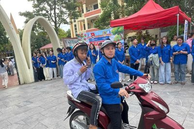 Thanh niên tình nguyện xã Vĩnh Lộc kịp thời hỗ trợ thí sinh quên căn cước công dân