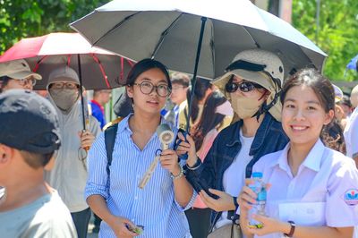 Phụ huynh đội nắng chờ con thi vào lớp 10