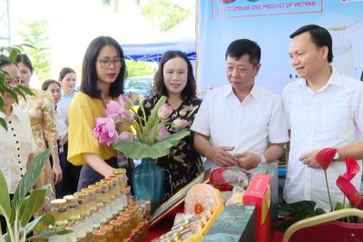 Phiên chợ giới thiệu nông sản, thực phẩm an toàn tại xã Yên Định