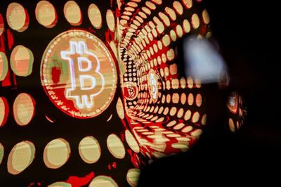 Giá bitcoin giảm sâu sau động thái bán ra của Strategy