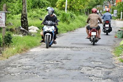 Ổ gà bủa vây hai tuyến đường